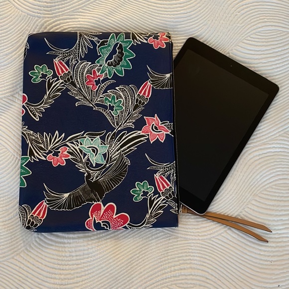 Banana Republic navy patterned faux leather zip up bag. - Picture 3 of 5